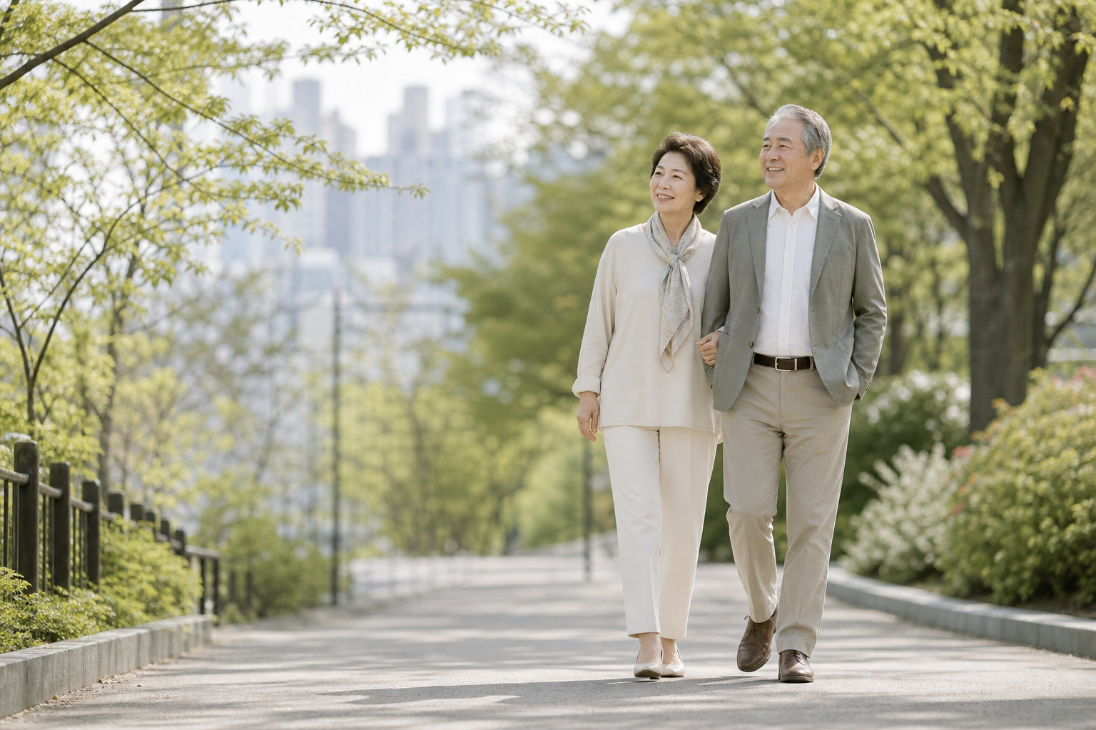 공원을 편안하게 걷는 시니어 부부